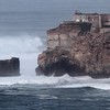 Storm maakt grote golven in Portugal