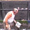 Man schiet zichzelf in buik