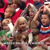 Meisje zingt kerstliedjes in gebarentaal