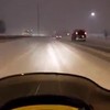 Met je sneeuwscooter over de snelweg scheuren