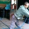Rus blaast plastic fles op