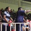 Thaibox-trainers bekijken gevecht