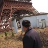 Man met Eiffeltoren is boos