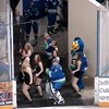 Hockey goalie doet mee met cheerleaders