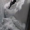 Man zit vast in sneeuw