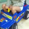 Meisje is veel te groot voor speelgoedwaggie