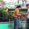 Daklozen voeren met goocheltrucs