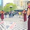 Boeddhistische monniken doen dansje