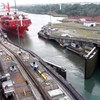 Schip past door Panamakanaal