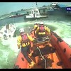 Lifeboat grijpt op hol geslagen speedboot in de lurfen