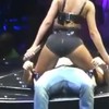 Rihanna geeft reaguurder een lapdance