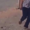 Kind vuurt raketwerper af op het strand