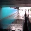 Auto vast in ondergelopen tunneltje