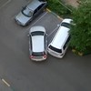 Er komen twee vrouwen een parkeerplaats oprijden