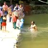 Kind valt in het water