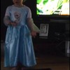 2-jarig Iers meisje doet Frozen optreden