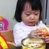 Kind heeft het perfecte mandarijntje gepeld