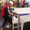 Afgezette piano op vliegveld