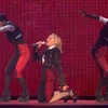 Madonna flikkert van trap tijdens liveshow
