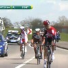 Ronde van Vlaanderen renner onderuit door volgwagen