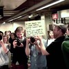 U2 speelt sneaky in metrostation