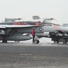 F-18 Hornets stijgen op vanaf vliegdekschip