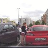 Vrouw sluit auto af