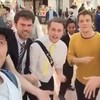 Gast selfie-bombt groepje jongens