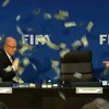 Komiek gooit geld naar Sepp Blatter