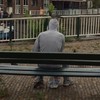 Dakloze man laat zich op kop zitten