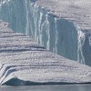 IJsberg in Groenland zegt *KRAK PLONS DOEI*