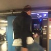 Man kickboxt parkeermeter in elkaar