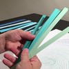 Man maakt zijn vingerafdruk na van papier.