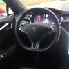 Totale Lul van de Week: Teslarijder zonder handjes