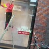 Etalage-meisje snapt ramen wassen niet