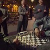 Pro schaker doet potje schaak