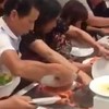 Chinese toeristen bij buffet