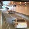 Motoragent duwt auto uit tunnel