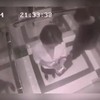 Vrouwt pwnt aanrander in lift
