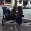 Kind geeft eten aan dakloze