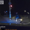 Politie tikt motorscooter omver