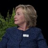 Tussen twee potplanten met Hillary Clinton