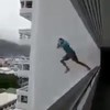 Dude springt van gebouw