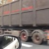 Vrachtwagentje in de hens op de Nederlandse snelweg