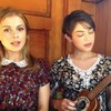Meisjes zingen een liedje