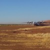 Antonov landt op stoffig vliegveld