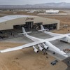 Breedste vliegtuig (117 meter) ter wereld voor het eerst uit de hangaar