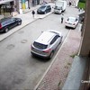 Vrouw parkeert voor de breiclub