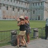 Foto maken bij de toren van Pisa