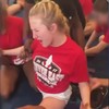 Cheerleader wordt in split gedwongen
